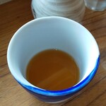 遊の丘 - 深い旨味と甘味もある絶品の蕎麦つゆ。提供時の猪口は空で、つゆ徳利有り(R1.10.5撮影)