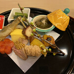 山玄茶 - 奥から恵方巻き、カステラ卵、わかさぎ、タコの柔らか煮、にんじん、柔らかい美味しいローストビーフタスマニアの粒マスタード乗せ、たらこ、あわふ