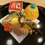 山玄茶 - 八寸は節分の福の器には小松菜と油揚げの煮物、黄色の蓋にはクラゲともずく