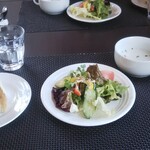 ラ ビストリア - サラダ、白菜のポタージュ、フォカッチャ、水。