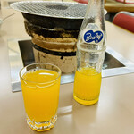 元祖ホルモン脇田屋 - オレンジはバヤリース オレンジの200ml瓶