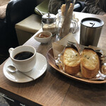 カフェ クオーレ - モーニンヌは終わっててパンとコーヒー