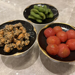 蟹王府 - お通し（枝豆•トマト・カシューナッツの胡麻和え）