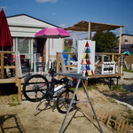ウッドデッキcafe はれるや - サイクルラックあり