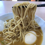 ラーメン専科 竹末食堂 - 中太ストレート麺リフト。モチモチです。