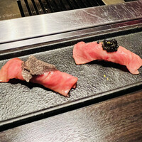 焼肉うしごろ 銀座並木通り店 - トリュフとザブトンの握り、キャビアとザブトンの握り