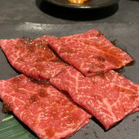 西中州焼肉 きらく - 美しいサシの入ったロースにうっとり。