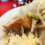 ラーメン二郎 - 豚の厚み