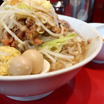 ラーメン二郎 - ラーメン半分＋ニンニク＋白ネギショウガ半分