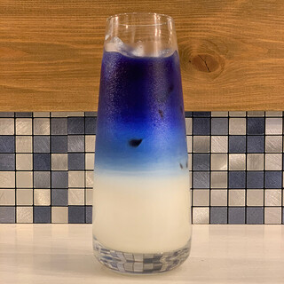 Enjoy the cute bright blue “Butterfly Pea” drink ◎