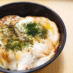 Banshaku Shikika - 目丼♫半熟目玉焼きに出汁とタレ！！クセになる旨さ(๑>◡<๑)  並盛は卵2個　小盛は卵1個です☆