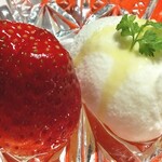 日本焼肉はせ川 別亭 - ロイヤルクイーン（苺）とプレミアムアイス