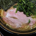 横浜家系ラーメン 三郷家 - チャーシューはスモーク。