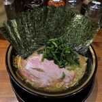 横浜家系ラーメン 三郷家 - ラーメン750円硬め濃いめ多め。海苔増し100円×4。