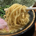 横浜家系ラーメン 三郷家 - 大橋製麺多摩の中太麺。