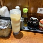 横浜家系ラーメン 三郷家 - 卓上も充実。