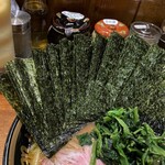 横浜家系ラーメン 三郷家 - 海苔増しは5枚100円。