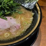 横浜家系ラーメン 三郷家 - マイルドで旨味の強いスープ。