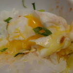 KITCHEN TSUNAGU - ポートドエッグをご飯にのせて