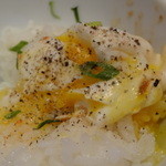 KITCHEN TSUNAGU - ポーチドエッグに黒胡椒を挽いて