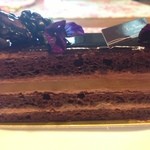 パティシエ・ヒロ ヤマモト - パフューム(￥490)：ビターチョコレートビスキュイ、ミルクチョコレートクリームが層になり、真ん中にブラックベリーのクリームブリュレ、ブラックベリー風味のビターグラッサージュ、飾りにブラックベリー。