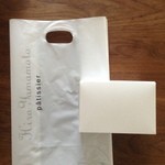 パティシエ・ヒロ ヤマモト - シンプルでスタイリッシュな印象の箱