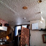 Tastevin - 天井も壁と同じように塗ってあるので店内は明るい