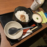 Gohan To Tororo Toro Mugi - おひつにご飯が。お茶碗2杯ちょいくらいかな。