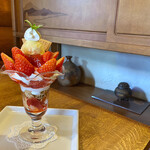 ロッキーガーデン - いちごパフェ¥700(期間限定)