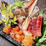 Assortment of 3 types of today's sashimi delivered directly from the Sea of Japan fishing port