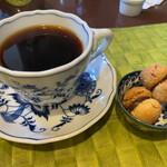 Trattoria YAMAKAWA - 食後のコーヒーとお菓子