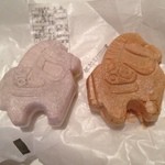 御菓子所　東角園 - 吉良の赤馬
            中はこんな感じ
            粒あんと抹茶あんでした
            美味しかったです(^｡^)