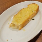 オリーブの丘 - たっぷりガーリックのフォカッチャ