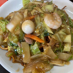 中華料理 喜楽 - キャベツ.白菜.筍を中心とした
            五目野菜餡がドッサリと掛かってますわ