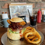 ウェイキー ウェイキー - 【2月のMonthly Burger】 『チェリーパイバーガー¥1,760』 『オニオンリング¥380』 ※平日ランチドリンク付