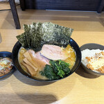 横浜家系ラーメン 蓮 - あっさり豚骨とミニもつ煮と無料ライス