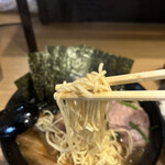 横浜家系ラーメン 蓮 - あっさり豚骨の麺