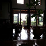 蔵のそば処きよ - 店内1　外にもテーブルが一つかな。ここがいいな♪　暗くてすみません。