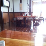 蔵のそば処きよ - 店内3　囲炉裏のテーブル、左隅に石臼が飾られてます。