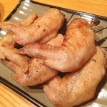 繁や - 繁やの肉は何を食べてもうまい( ´ ▽ ` )ﾉ揚げの手羽先もうまいが、香ばしい炭火焼の手羽先はあっという間に無くなりました( ^ω^ )