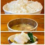 Hisamoto - 炊きたてご飯はほっかほか
                        なめこと豆腐に三つ葉のお味噌汁にお漬物、どれも手抜きなしでめちゃ美味しいですd(^_^o)
