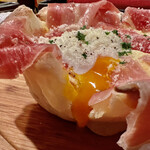 肉バル×アヒージョ Trim - 温泉卵と生ハムのシカゴピッツァ1880円