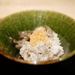 膳処末富 - ●薪ごぼうご飯
      お米のお煎餅をふりかけにして添えてあり、薪の香りが咀嚼でしっかり降りて、噛む度にご飯の甘みに乗せて豊かな味わいを感じさせる。