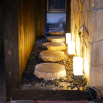 膳処末富 - 石畳のアプローチ