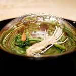 膳処末富 - ●先付け：サラダえのき 春菊と梅肉添え
      えのきの食感を残して、纏った油が伝える薪の香り。そのえんみが優しく包む。 春菊の香りに寄り添う油に乗せて薪の香りが始まりを告げるように高ぶる気持ち。