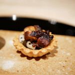 膳処末富 - 一口で食べてほしいというタルト。 タルト生地の食感と風味が先行し、蛸と椎茸が咀嚼から旨味と薪の香りを引き出す。