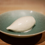 膳処末富 - ●金萱茶のアイス
      お水とお茶と砂糖だけで仕立てたアイス。
      口に入れた瞬間にスッと香りを伝えて儚く口どける〆のアイス。