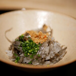 膳処末富 - おかわりの二膳目はしょっつる葱を添えて。
      お米は星空舞という品種で、粒が小さく甘みがギュッと詰った美味しさ。牛蒡に纏った油でバラけ良く、その空気感から香りが素晴らしく良く立ちます。