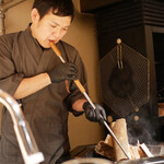 膳処末富 - 焚き火料理のスペシャリスト 末富氏。この光景、もはや何職人だかわかりません。 ただ言えることは末富氏の追い求めた究極がこの姿。格好いい！