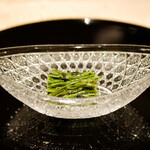 膳処末富 - ●藁焼きした冷製空芯菜
      お馴染みの空芯菜。
      シャキシャキとひと噛みごとに空洞に込められた香りを放ち、冷たさのなかにある香りと旨さに浸れる挨拶代わりの逸品。
